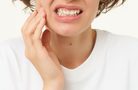 Une femme  mécontente souffrant de maux de dents
