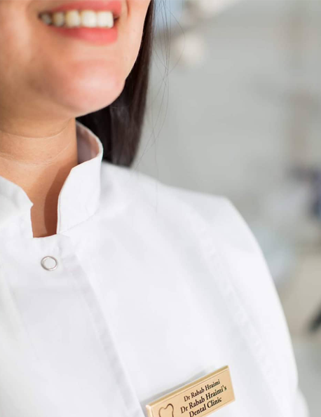 Portrait de Dr. Rabeb Hraimi, dentiste à Tunisie.
