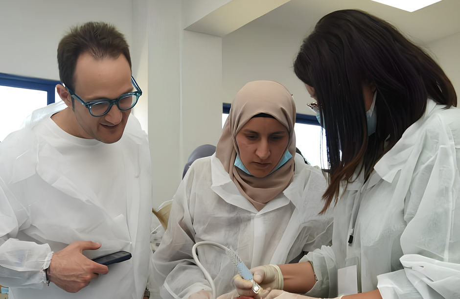 Workshop dentaire entre chirurgiens-dentistes pour échanger sur les nouvelles techniques